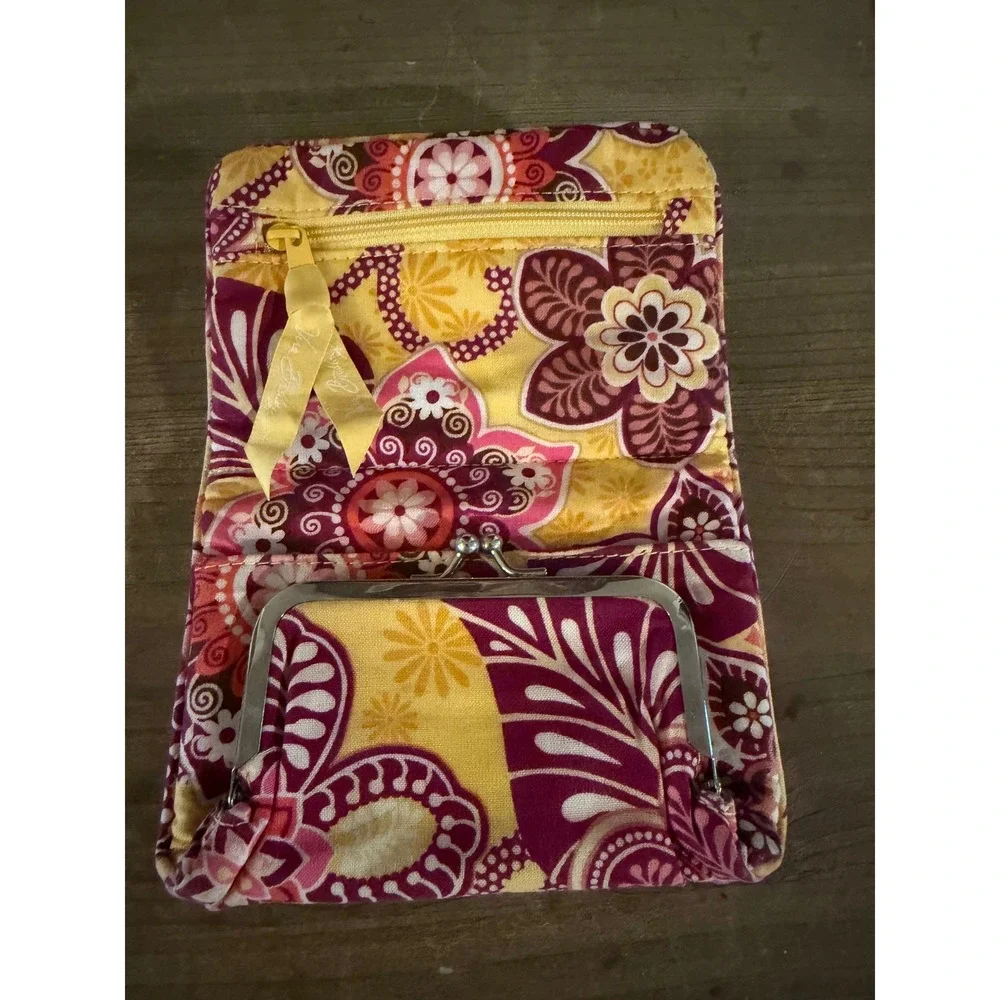 Vera Bradley Sun Valley Quilted Cotton Trifold Wallet Kisslock ID Window Floral - Picture 3 of 4